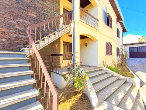 Moradia T6 com jardim, terreno e garagem, para venda na Figueira da Foz- Buarcos!