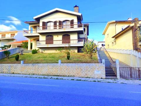 Moradia T6 com jardim, terreno e garagem, para venda na Figueira da Foz- Buarcos!