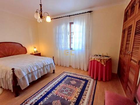 Moradia T6 com jardim, terreno e garagem, para venda na Figueira da Foz- Buarcos!