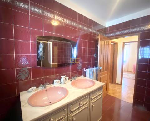 Moradia T6 com jardim, terreno e garagem, para venda na Figueira da Foz- Buarcos!