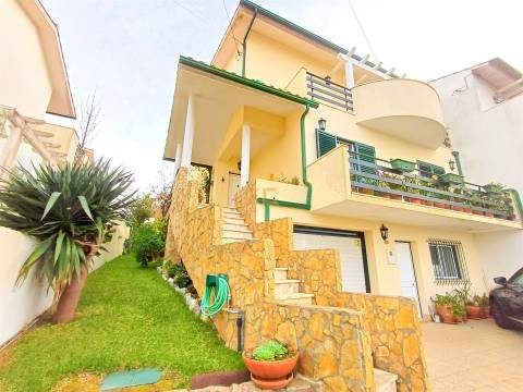 Moradia T5 com jardim e garagem, para venda na Figueira da Foz- Tavarede!