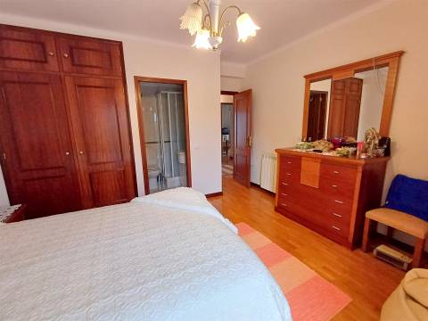 Moradia T5 com jardim e garagem, para venda na Figueira da Foz- Tavarede!