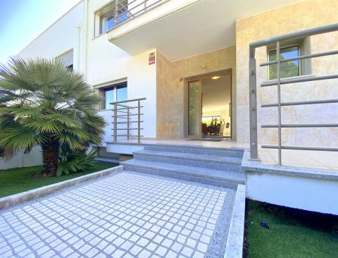 Moradia T5 com piscina, para venda na Figueira da Foz-  Buarcos!