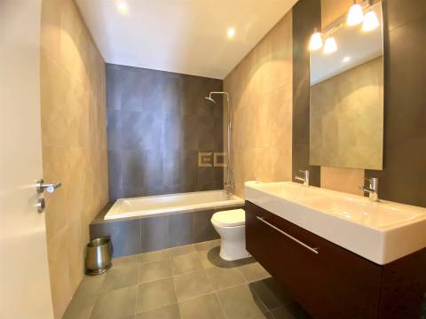 Moradia T5 com piscina, para venda na Figueira da Foz-  Buarcos!