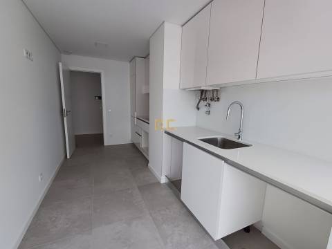 Apartamento T2 NOVO, com lugar de garagem e arrumo, na Figueira da Foz- Buarcos!