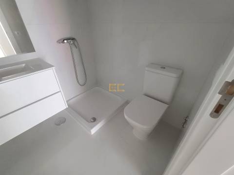 Apartamento T2 NOVO, com lugar de garagem e arrumo, na Figueira da Foz- Buarcos!