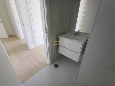 Apartamento T2 NOVO, com lugar de garagem e arrumo, na Figueira da Foz- Buarcos!
