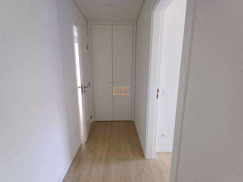 Apartamento T2 NOVO, com lugar de garagem e arrumo, na Figueira da Foz- Buarcos!