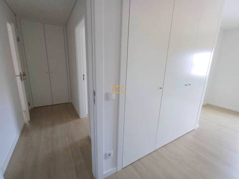 Apartamento T2 NOVO, com lugar de garagem e arrumo, na Figueira da Foz- Buarcos!