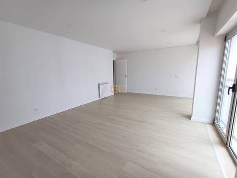 Apartamento T2 NOVO, com lugar de garagem e arrumo, na Figueira da Foz- Buarcos!