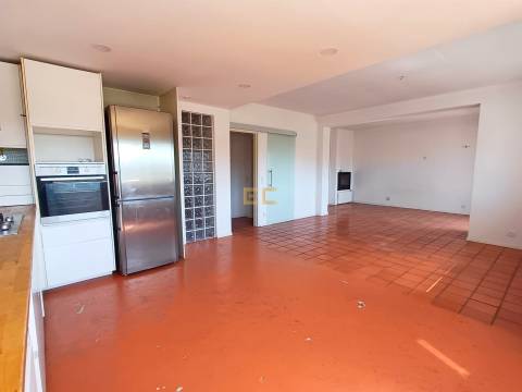 Apartamento T4 usado, com garagem e arrumo, em Tavarede- Figueira da Foz!