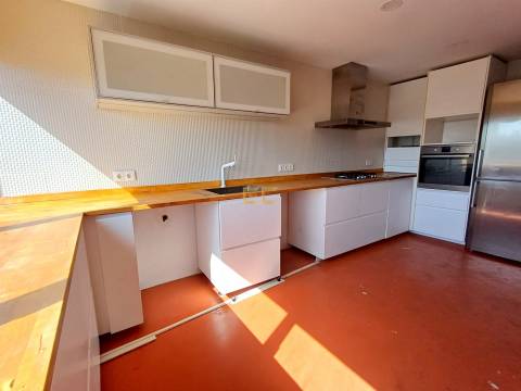 Apartamento T4 usado, com garagem e arrumo, em Tavarede- Figueira da Foz!