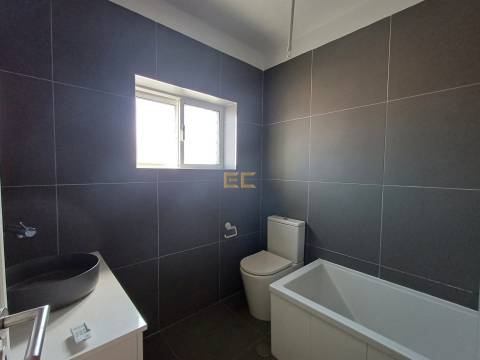 Apartamento T4 usado, com garagem e arrumo, em Tavarede- Figueira da Foz!