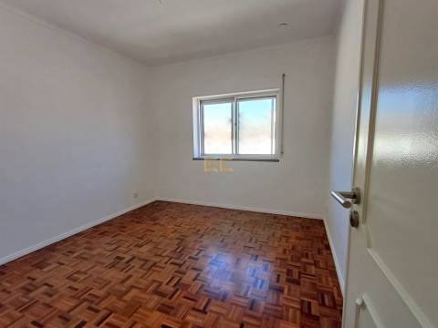 Apartamento T4 usado, com garagem e arrumo, em Tavarede- Figueira da Foz!