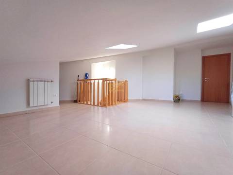 Apartamento T4 para para venda na Cerâmica!