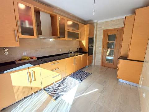 Apartamento T4 para para venda na Cerâmica!