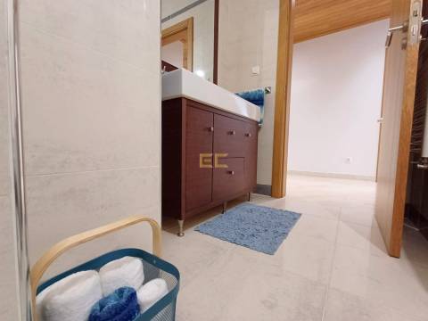 Apartamento T4 para para venda na Cerâmica!