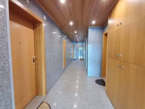 Apartamento T4 para para venda na Cerâmica!