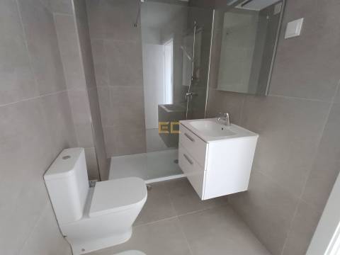 Apartamento T0 com lugar de garagem, para venda, junto à Marina e praia!