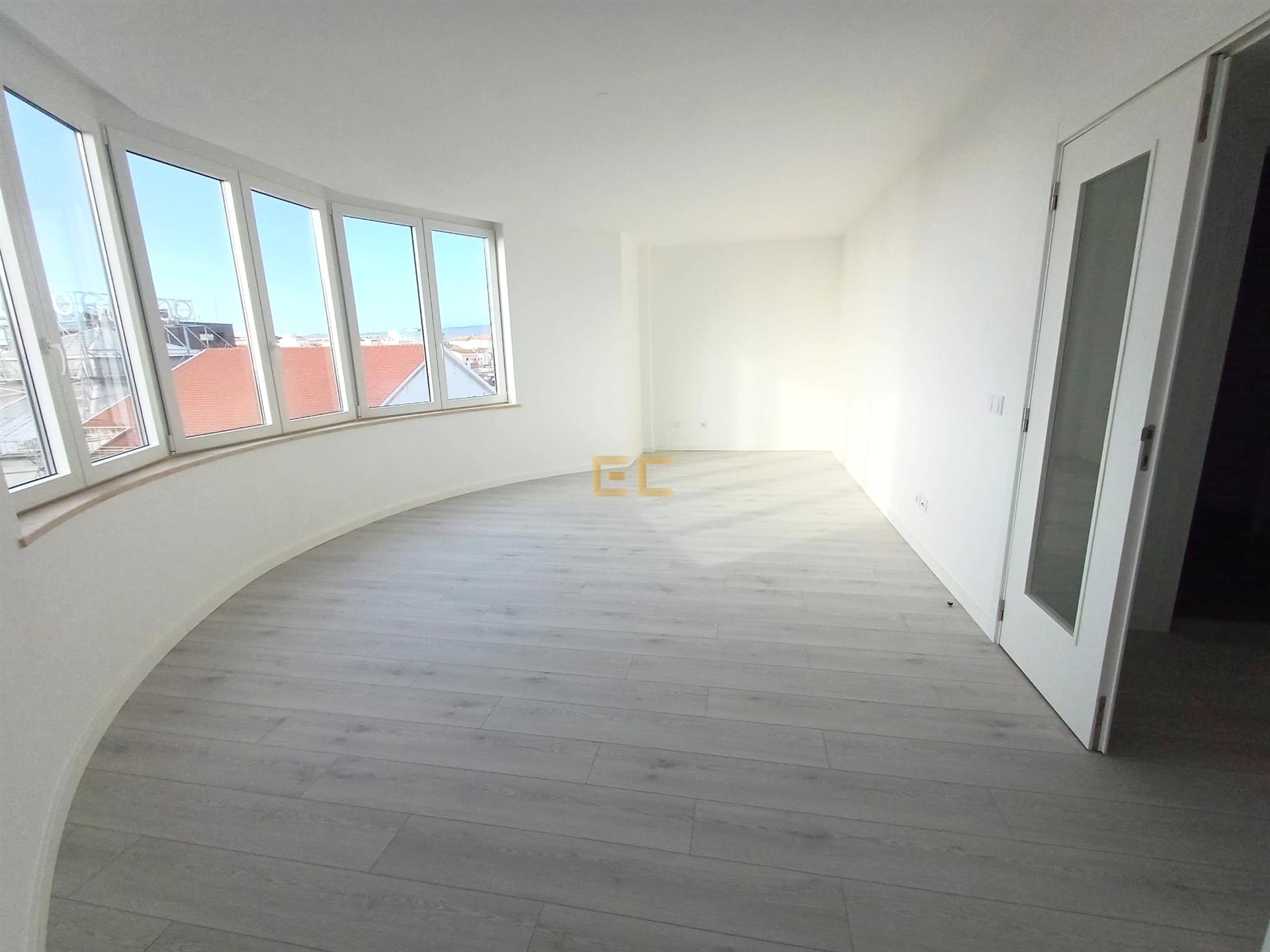 Apartamento T0 com lugar de garagem, para venda, junto à Marina e praia!