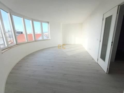 Apartamento T0 com lugar de garagem, para venda, junto à Marina e praia!