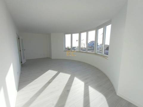 Apartamento T0 com lugar de garagem, para venda, junto à Marina e praia!