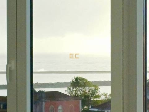 Apartamento T0 com lugar de garagem, para venda, junto à Marina e praia!