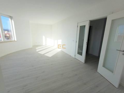 Apartamento T0 com lugar de garagem, para venda, junto à Marina e praia!