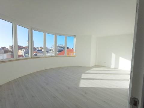 Apartamento T0 com lugar de garagem, para venda, junto à Marina e praia!