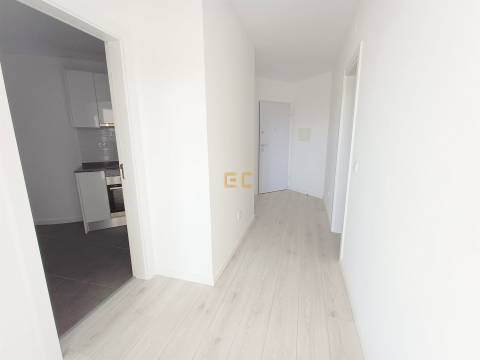 Apartamento T0 com lugar de garagem, para venda, junto à Marina e praia!