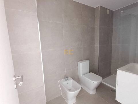 Apartamento T0 com lugar de garagem, para venda, junto à Marina e praia!