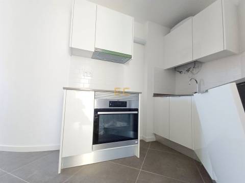 Apartamento T0 com lugar de garagem, para venda, junto à Marina e praia!