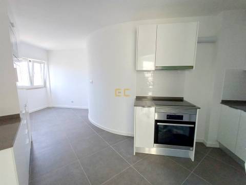 Apartamento T0 com lugar de garagem, para venda, junto à Marina e praia!