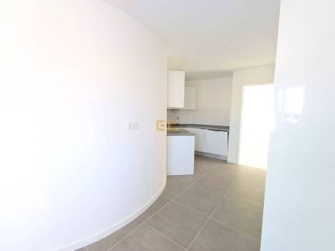 Apartamento T0 com lugar de garagem, para venda, junto à Marina e praia!