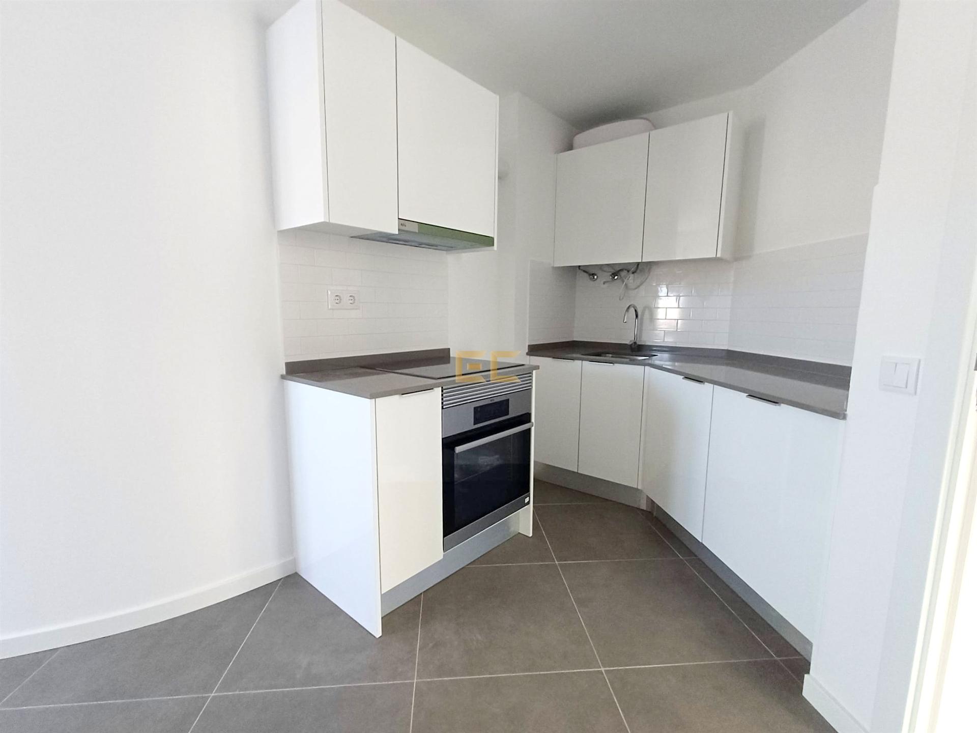 Apartamento T0 com lugar de garagem, para venda, junto à Marina e praia!