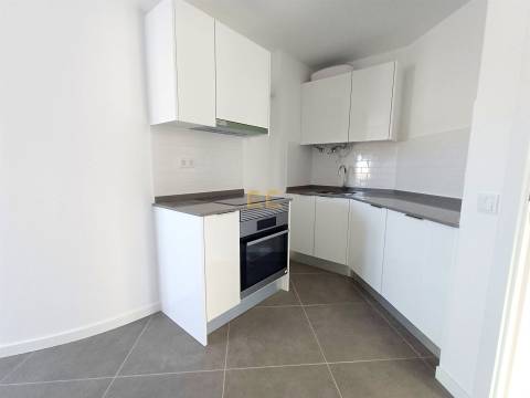 Apartamento T0 com lugar de garagem, para venda, junto à Marina e praia!