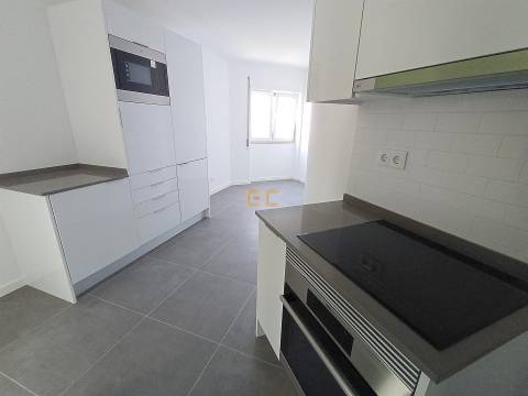 Apartamento T0 com lugar de garagem, para venda, junto à Marina e praia!