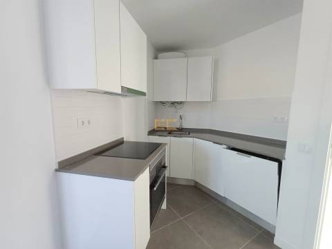 Apartamento T0 com lugar de garagem, para venda, junto à Marina e praia!