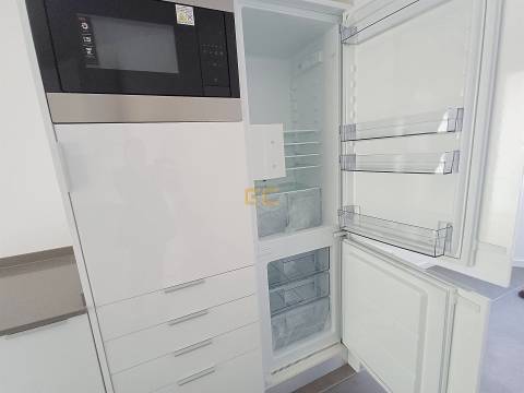 Apartamento T0 com lugar de garagem, para venda, junto à Marina e praia!