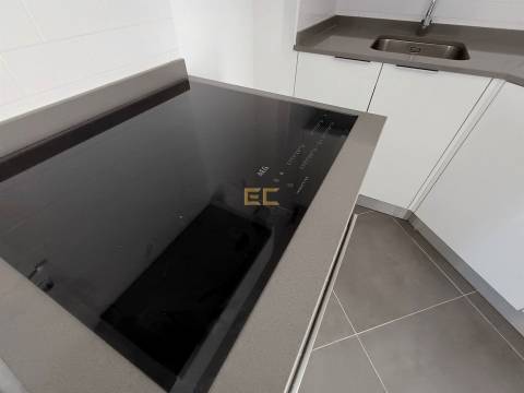 Apartamento T0 com lugar de garagem, para venda, junto à Marina e praia!