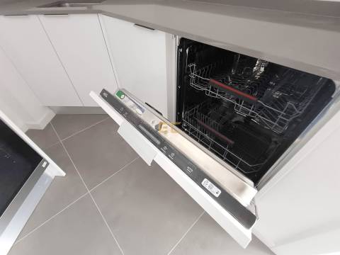 Apartamento T0 com lugar de garagem, para venda, junto à Marina e praia!