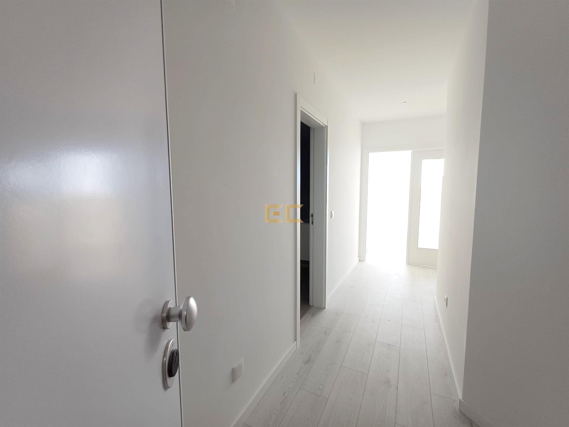 Apartamento T0 com lugar de garagem, para venda, junto à Marina e praia!