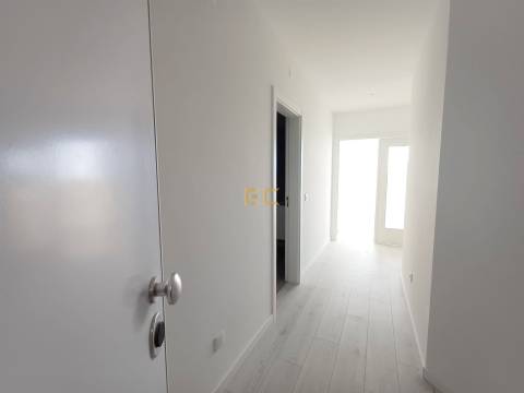 Apartamento T0 com lugar de garagem, para venda, junto à Marina e praia!