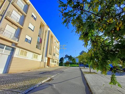 Apartamento T2, com garagem e arrumo, em Tavarede- Figueira da Foz!