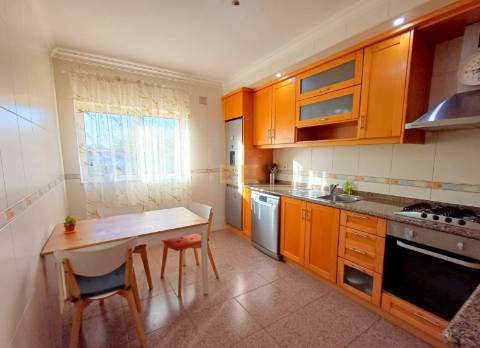 Apartamento T2, com garagem e arrumo, em Tavarede- Figueira da Foz!