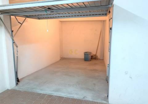 Garagem para venda nas Abadias!