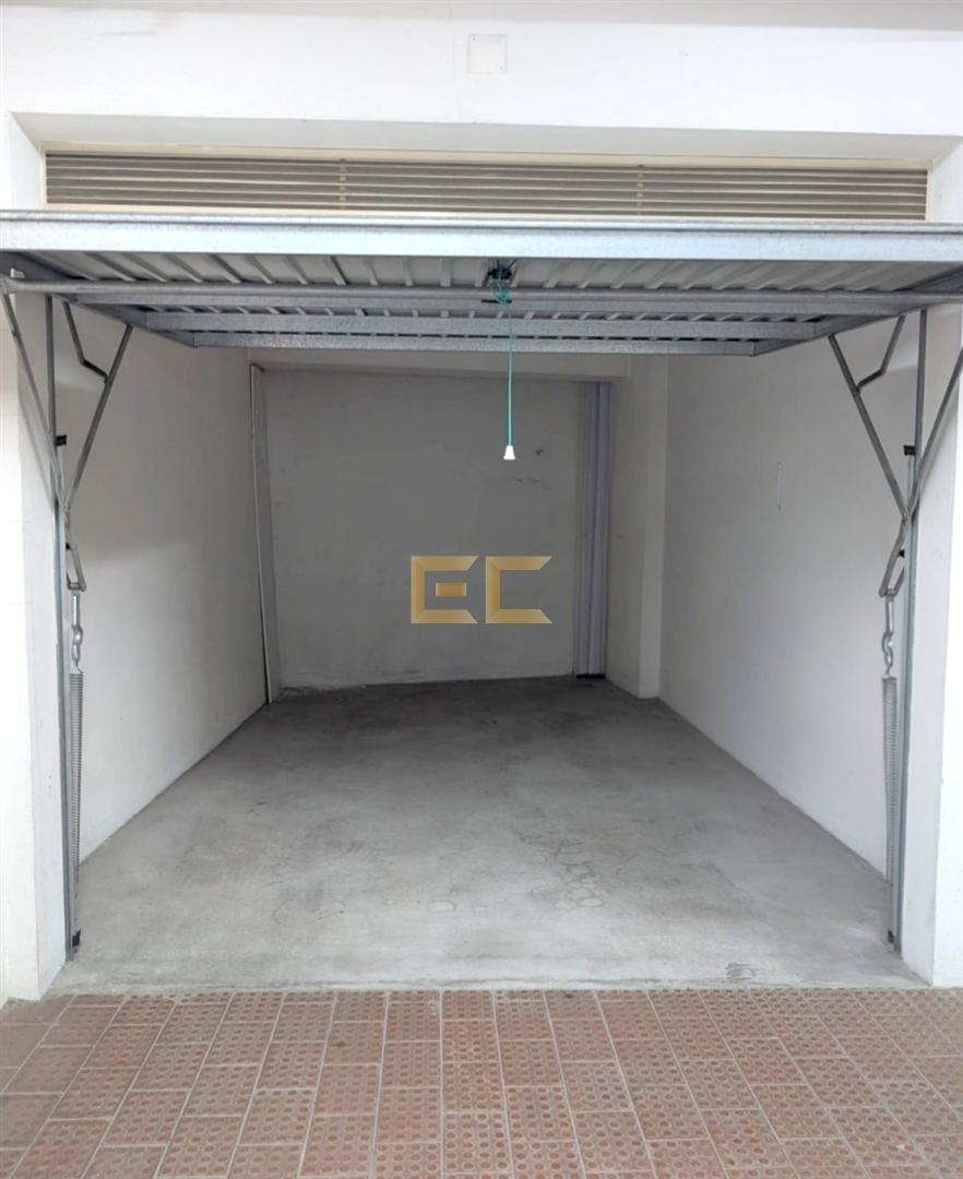 Garagem para venda nas Abadias!