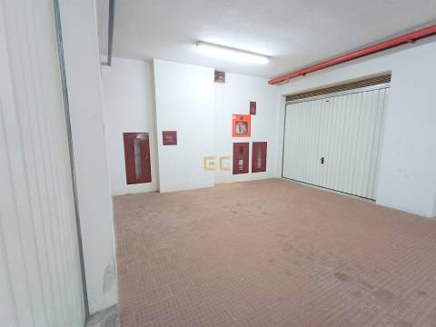 Garagem para venda nas Abadias!