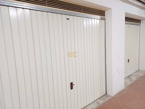 Garagem para venda nas Abadias!