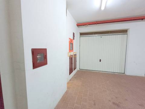 Garagem para venda nas Abadias!